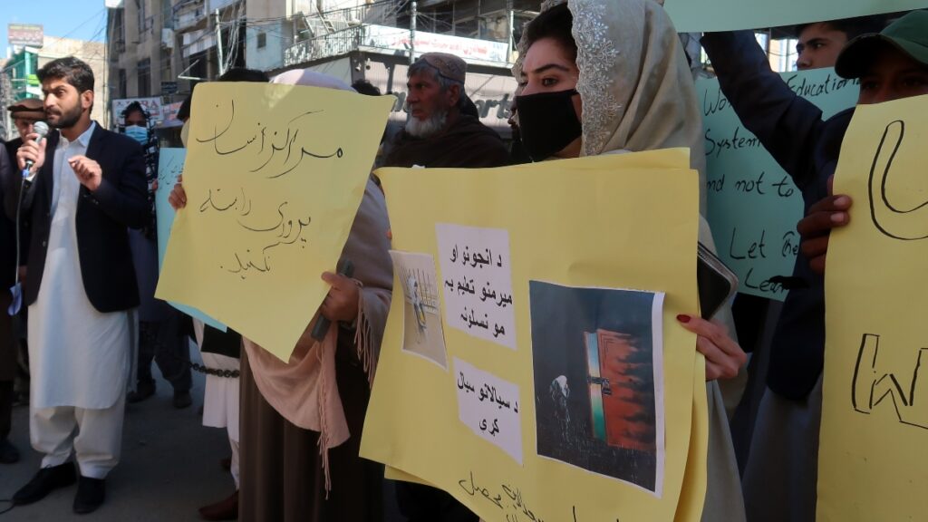 Decenas de mujeres afganas protestan contra su veto en las universidades