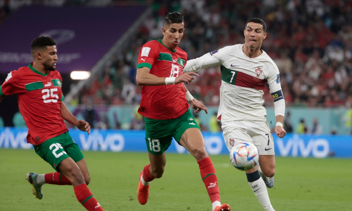 Jawad El Yamiq de Marruecos disputa un balón con Cristiano Ronaldo de Portugal hoy