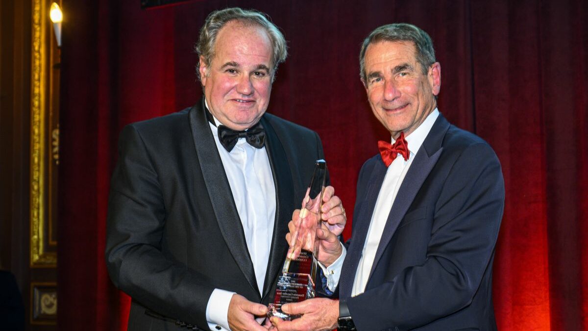 Alan Solomont, presidente del Consejo de Administración de la Cámara de Comercio España-EEUU, entrega a Demetrio Carceller Arce el premio Business Leader of the Year