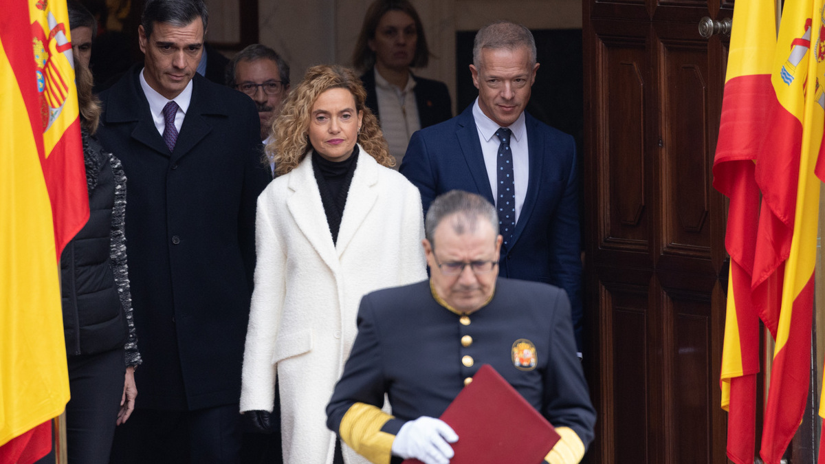 (I-D) El presidente del Gobierno, Pedro Sánchez; la presidenta del Congreso, Meritxell Batet y el presidente del Senado, Ander Gil, el día de la Constitución.