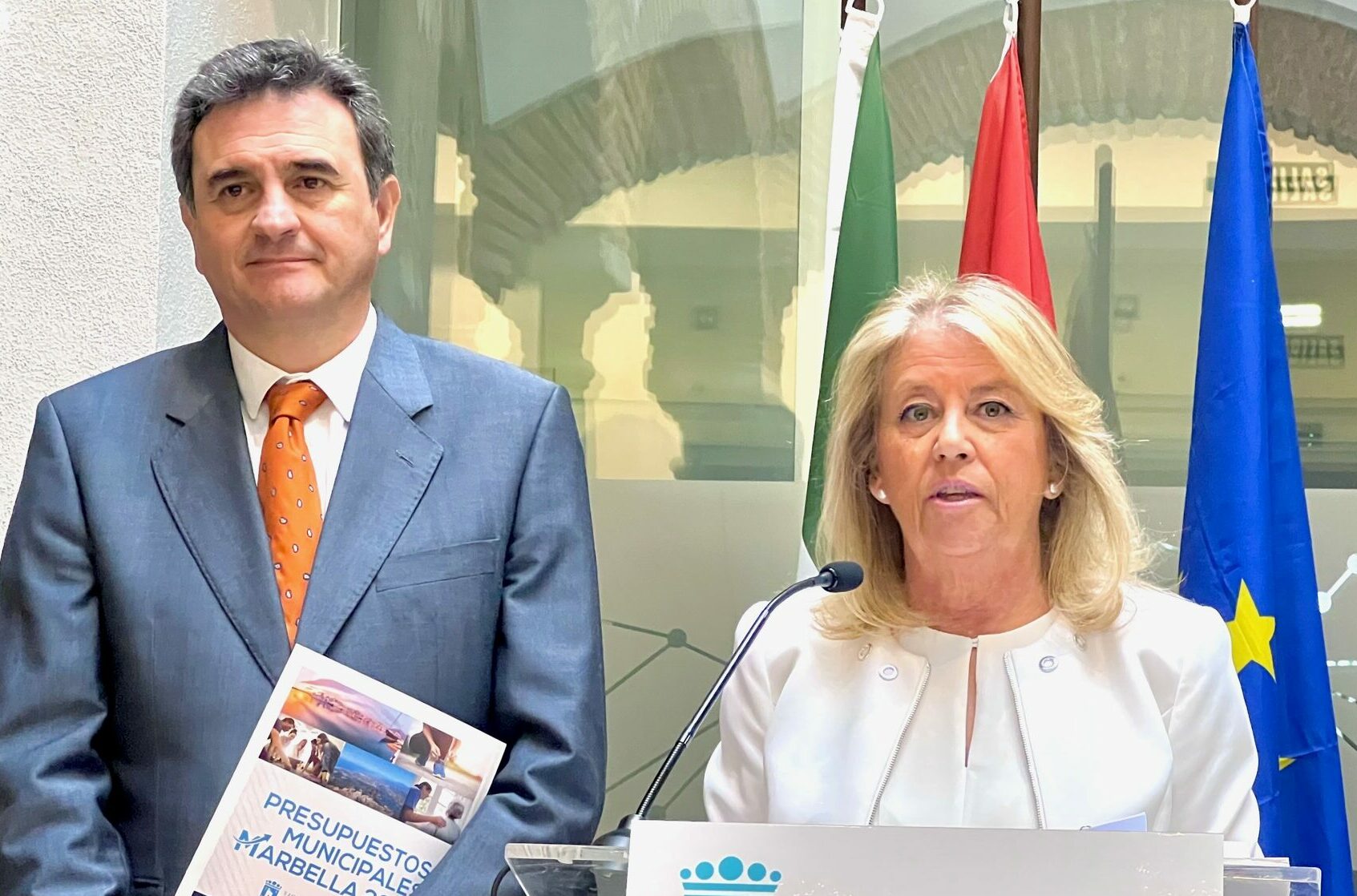La alcaldesa de Marbella, Ángeles Muñoz, este lunes en rueda de prensa, junto al primer teniente de alcalde, Félix Romero. Foto/ Cabanillas