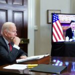 Joe Biden en una reunión por videollamada con Xi Jinping