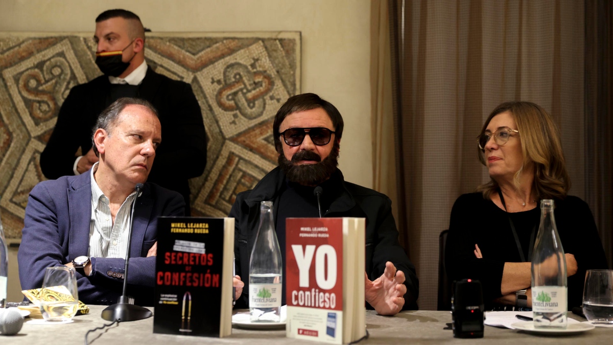 El escritor Fernando Rueda (i), el espía Mikel Lejarza (El Lobo), y la editora Blanca Rosa Roca, durante la presentación del libro "Secretos de Confesión"