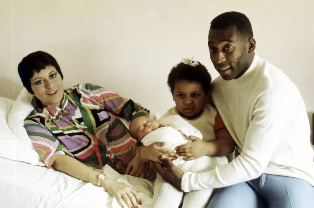 El futbolista Pelé con su primera mujer Rosemeri y sus dos hijos Kelly y Edson