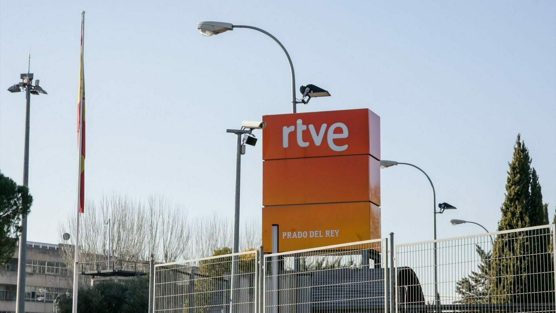 Logotipo de Radio Televisión Española en la sede de Prado del Rey, en Madrid
