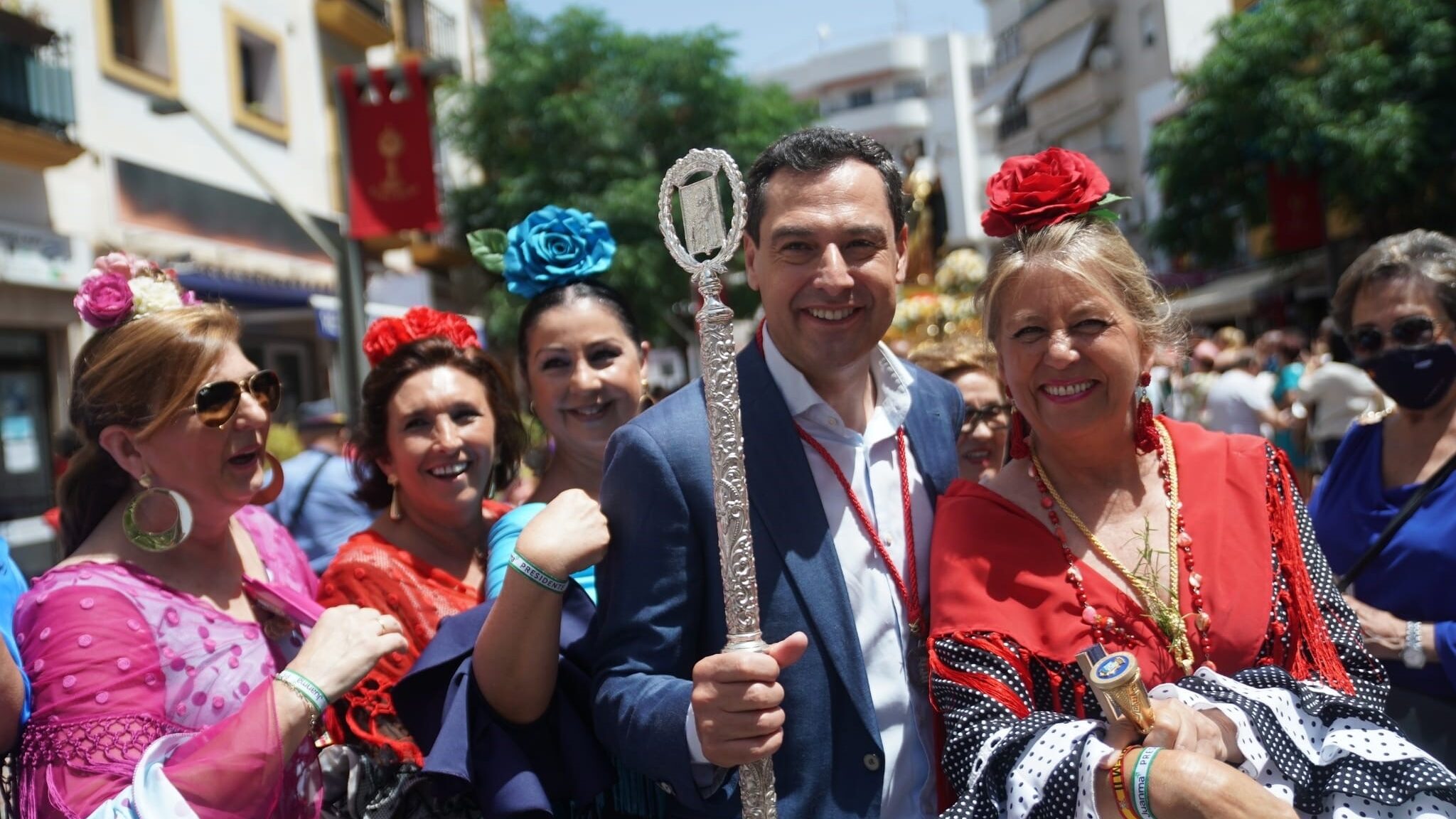 El presidente de la Junta de Andalucía, Juanma Moreno, junto a la alcaldesa de Marbella, Ángeles Muñoz, durante la feria del municipio, en junio de 2022. Foto/ Europa Press