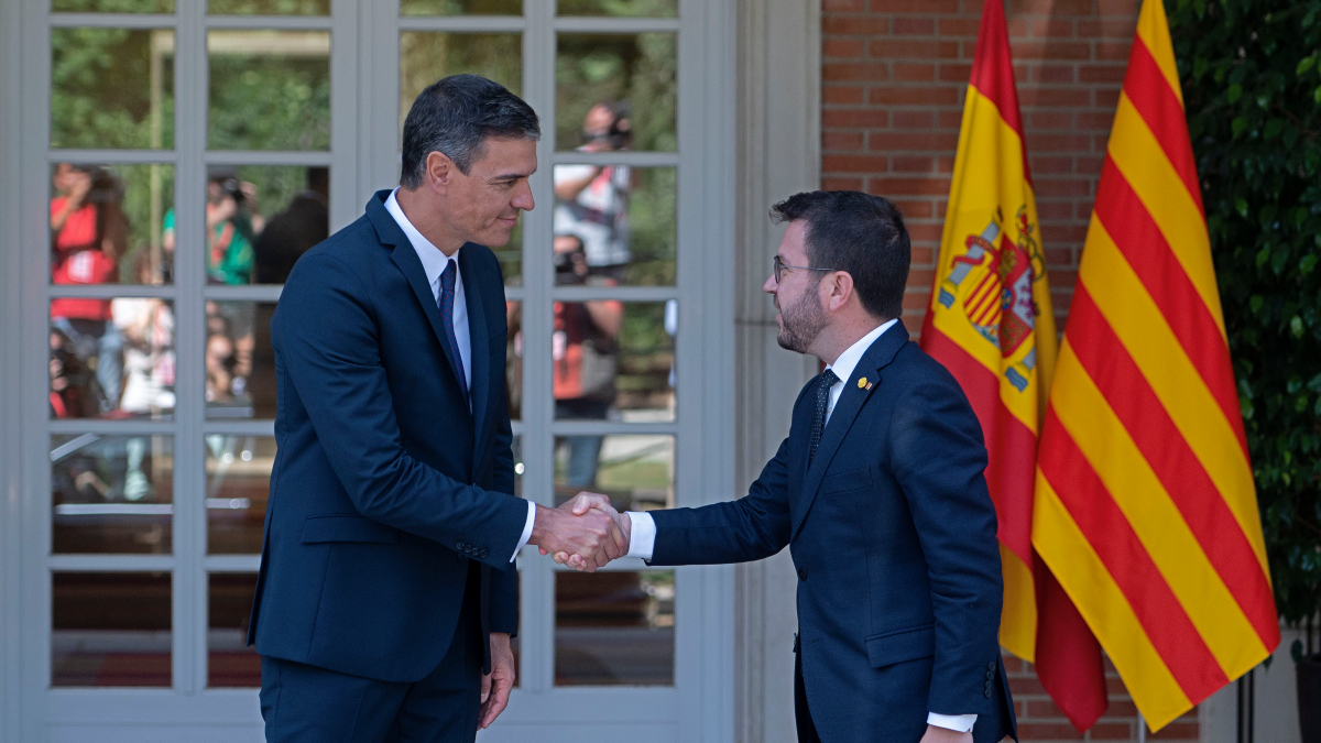 El presidente del Gobierno, Pedro Sánchez (i), y el de la Generalitat, Pere Aragonés, en Moncloa, el pasado 15 de julio