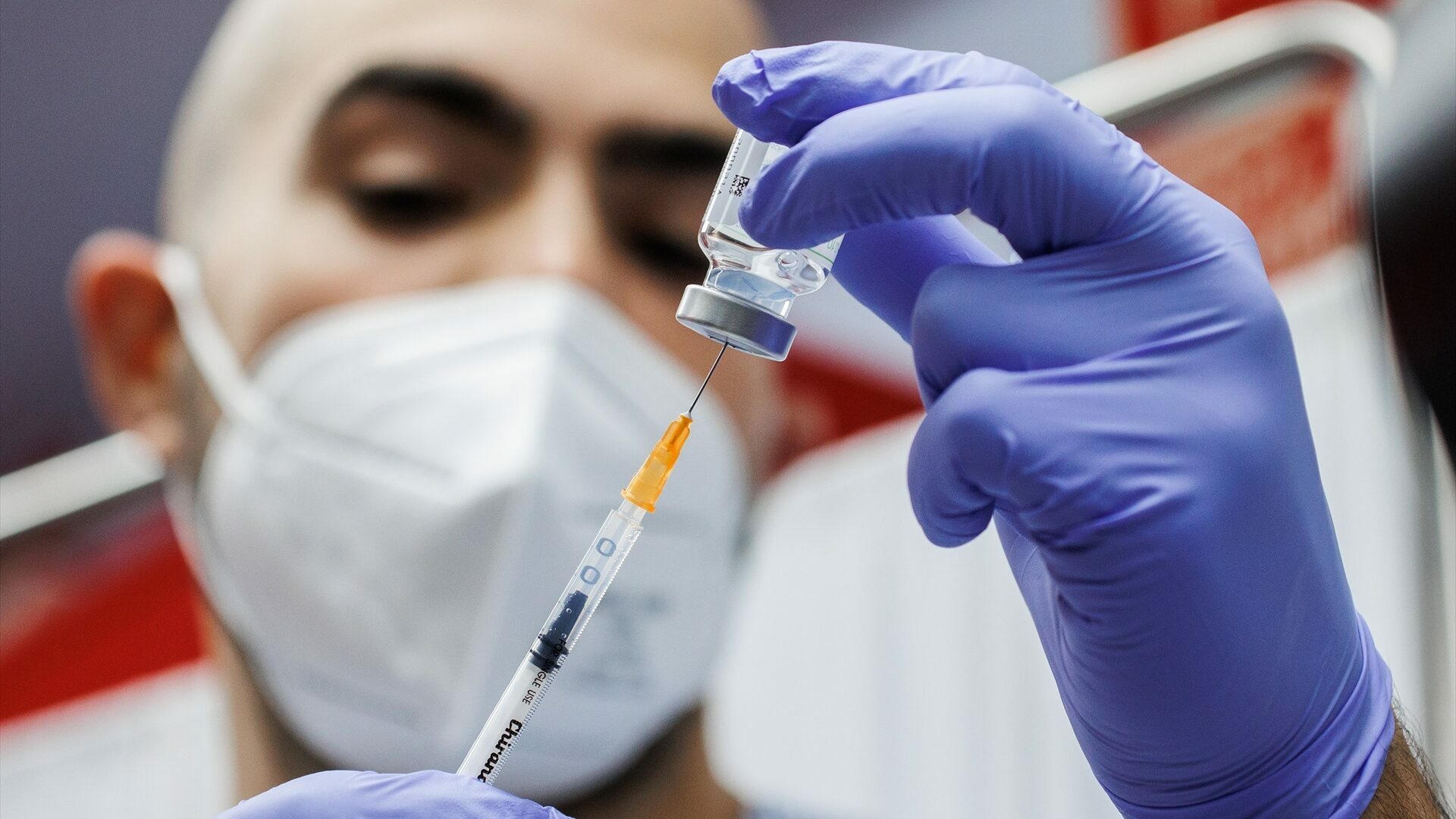 Un enfermero prepara una inyección de la vacuna contra la Covid-19