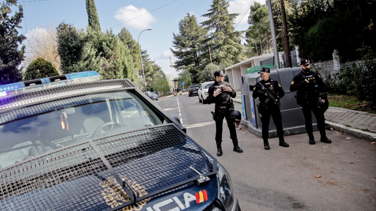 Un dispositivo de la Policía Nacional en la embajada de Ucrania en Madrid
