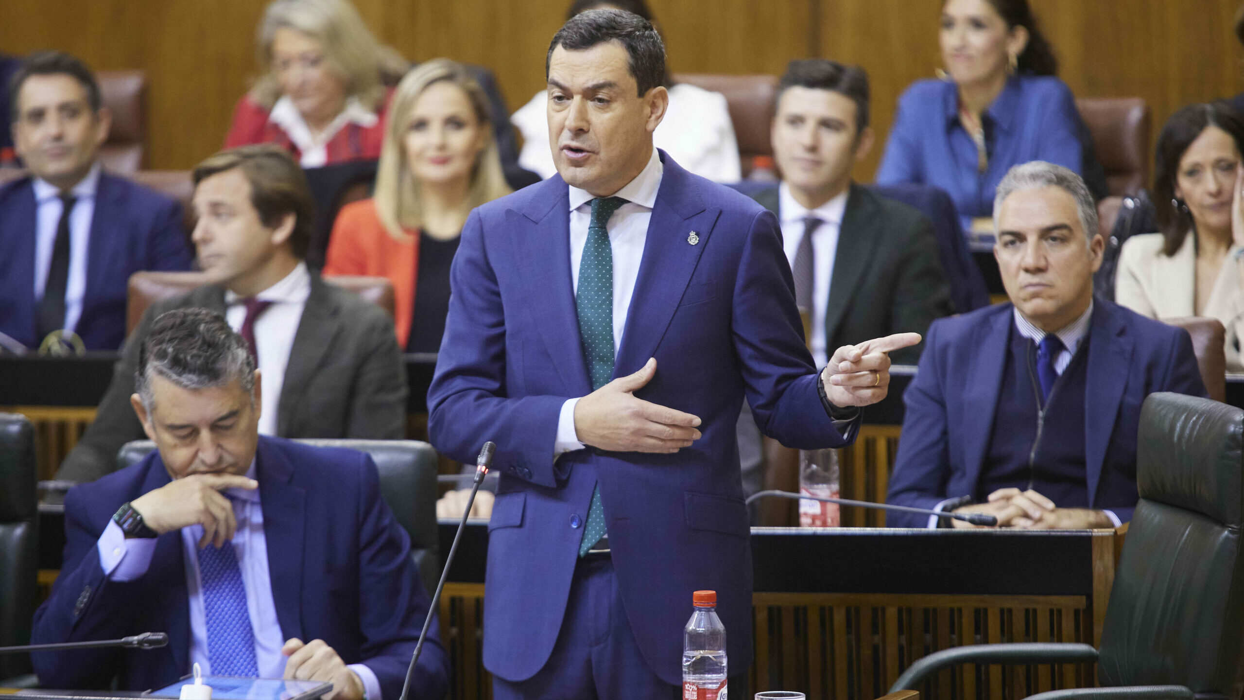 El presidente de la Junta de Andalucía, Juanma Moreno, se dirige desde su escaño al líder del PSOE-A, Juan Espadas, durante la sesión de control celebrada en el Parlamento andaluz este jueves
