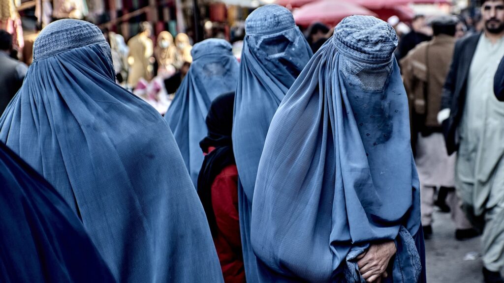 Decenas de mujeres protestan en Kabul por la orden de los talibán de cerrar los salones de belleza