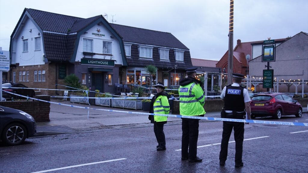 Una mujer fallecida y varios heridos en un tiroteo en un pub cerca de Liverpool