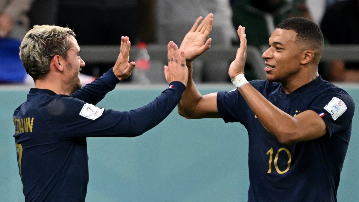 Los jugadores de la selección francesa Antoine Griezmann y Kylian Mbappe celebran un gol de Francia durante el Mundial de Qatar