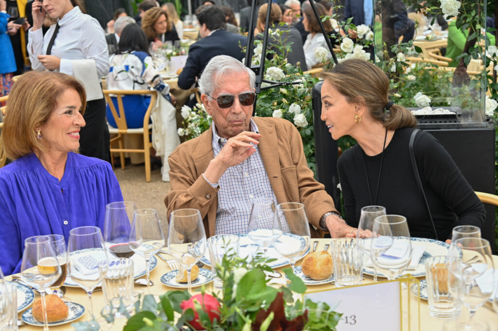 Isabel Preysler, Mario Vargas Llosa y Ana Botella en un acto de Forum el pasado mes de octubre