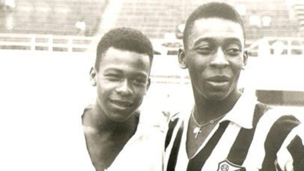 Jair Arantes do Nascimento con su hermano Pelé en el Santos