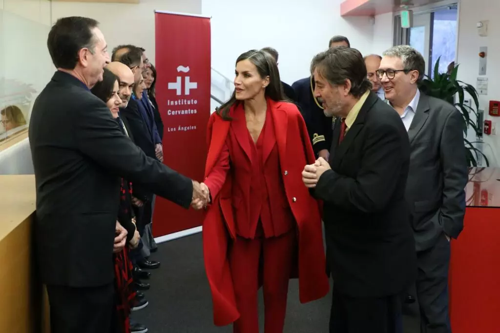 La esposa del rey Felipe VI, Letizia Ortiz, ha estrenado un precioso abrigo rojo de Carolina Herrera