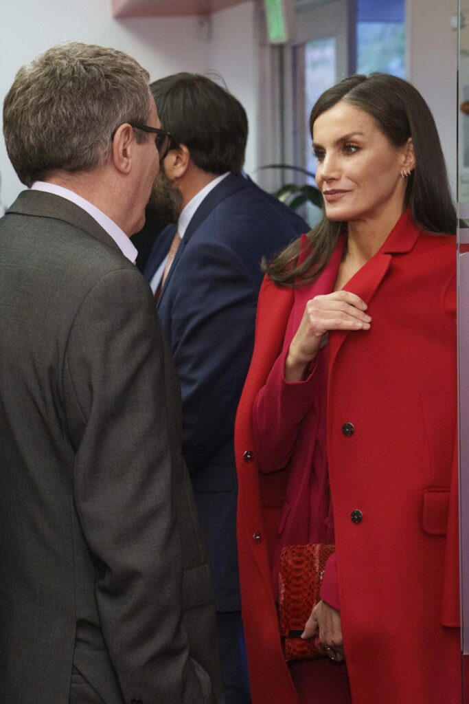 La reina Letizia, con traje de chaqueta y abrigo rojos
