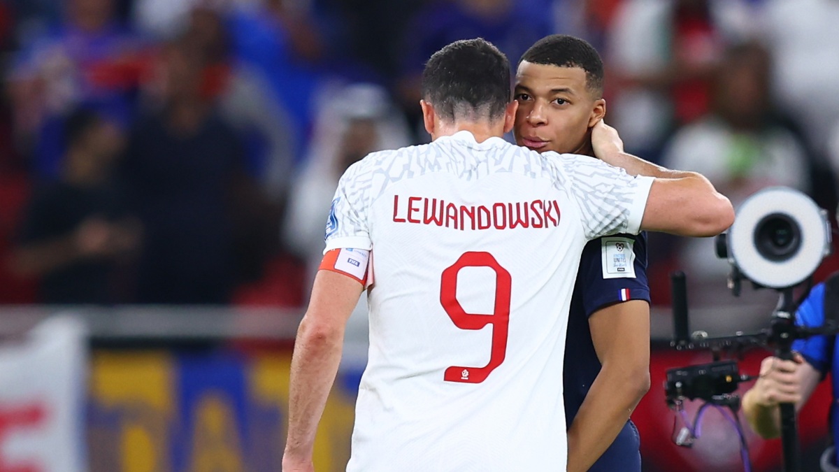 El jugador polaco Lewandowski abraza al francés Kylian Mbappe al terminar el partido de octavos en el Mundial de Qatar 2022