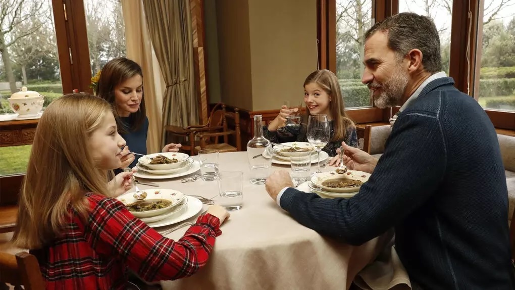 Los reyes Felipe y Letizia, con sus hijas Leonor y Sofía, comiendo en el Palacio de La Zarzuela en 2018
