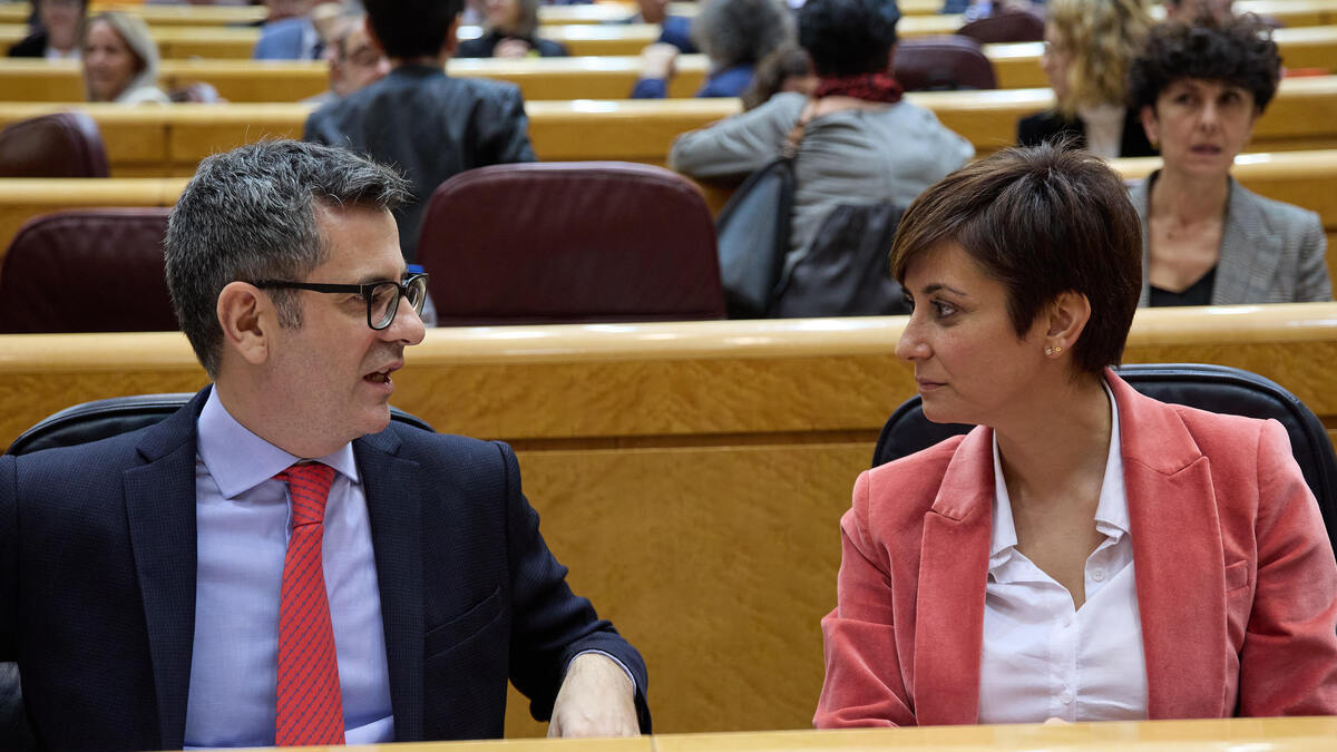 El ministro de la Presidencia, Félix Bolaños, y la ministra Portavoz, Isabel Rodríguez, en el Senado, este miércoles.