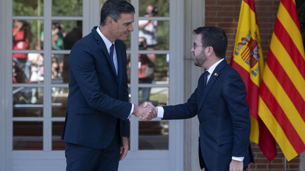 El presidente del Gobierno, Pedro Sánchez (i), y el de la Generalitat, Pere Aragonés, en Moncloa, el pasado 15 de julio.