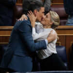 El presidente del Gobierno, Pedro Sánchez, y la vicepresidenta segunda, Yolanda Díaz, se abrazan en el Congreso tras aprobar los Presupuestos.