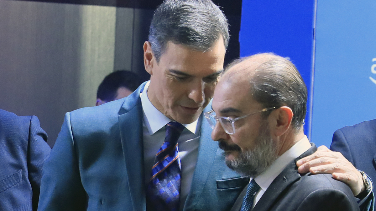 El presidente del Gobierno, Pedro Sánchez (i), y el presidente de Aragón, Javier Lambán en Madrid el pasado jueves.