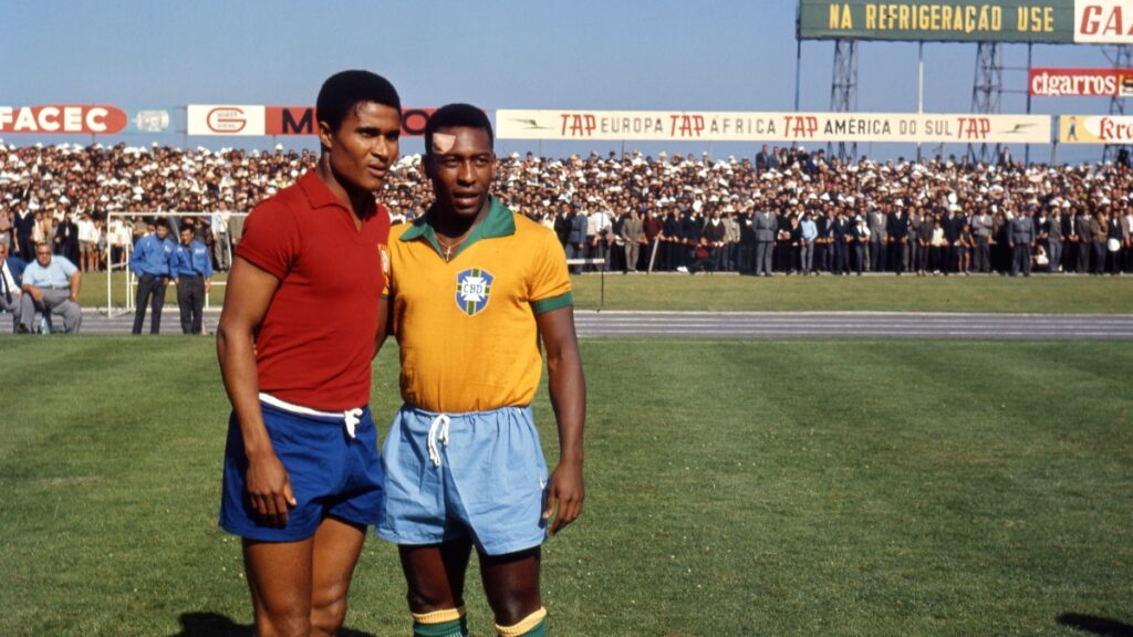 El futbolista portugués de origen mozambiqueño Eusébio da Silva Ferreira junto a Edson Arantes do Nascimento 'Pelé' en un partido amistoso de las selecciones de fútbol de Portugal y Brasil