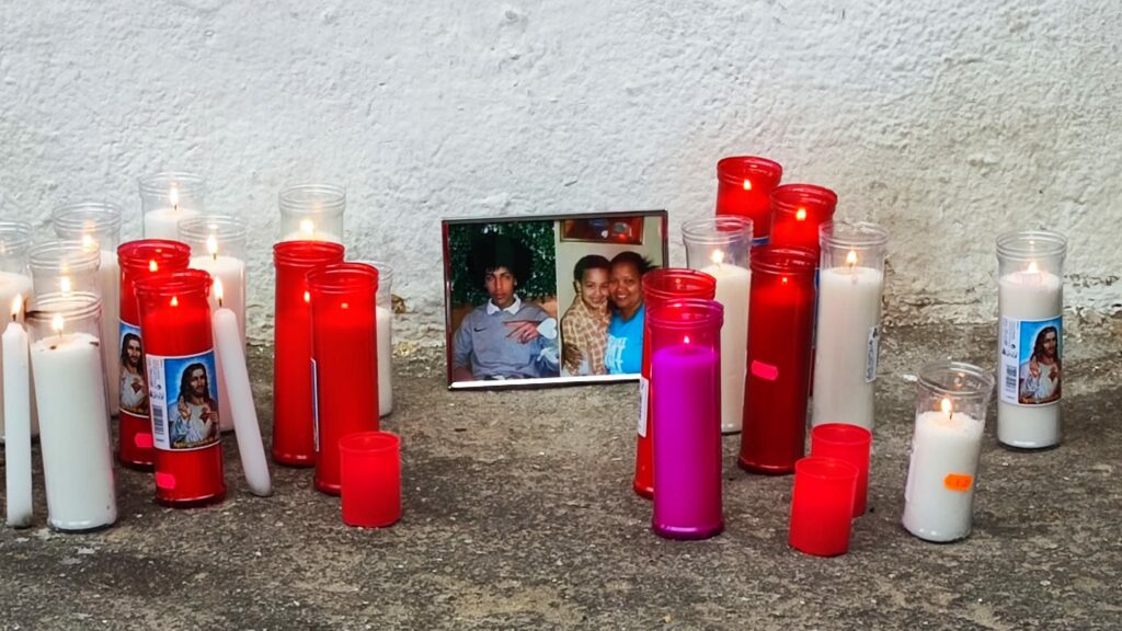 El altar improvisado instalado en Villaverde a William, la última víctima de las bandas latinas en Madrid