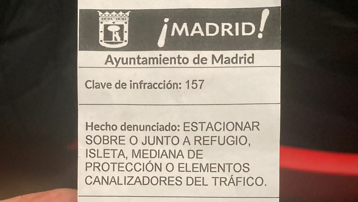 Una de las multas falsas que se han colocado en los parabrisas de varios vehículos en Madrid
