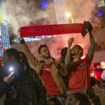 Aficionados de la Selección de fútbol de Marruecos celebran la victoria ante España.