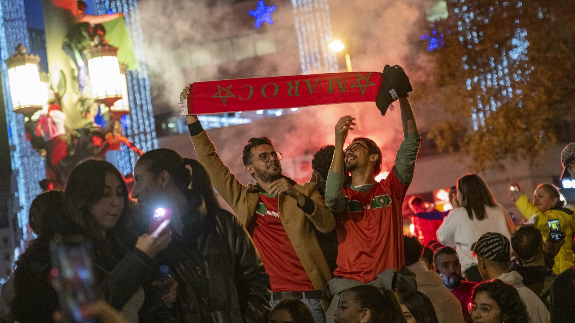 Aficionados de la Selección de fútbol de Marruecos celebran la victoria ante España.