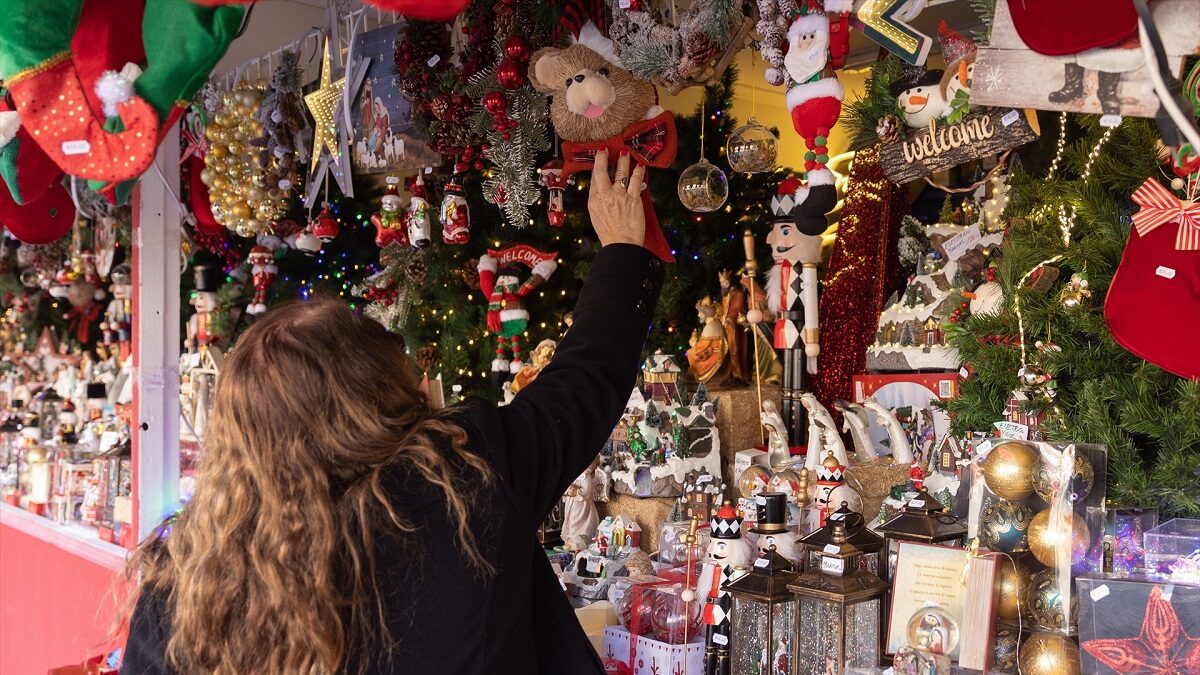 Una mujer frente a una de las casetas navideñas del Mercado de Navidad de la Plaza Mayor