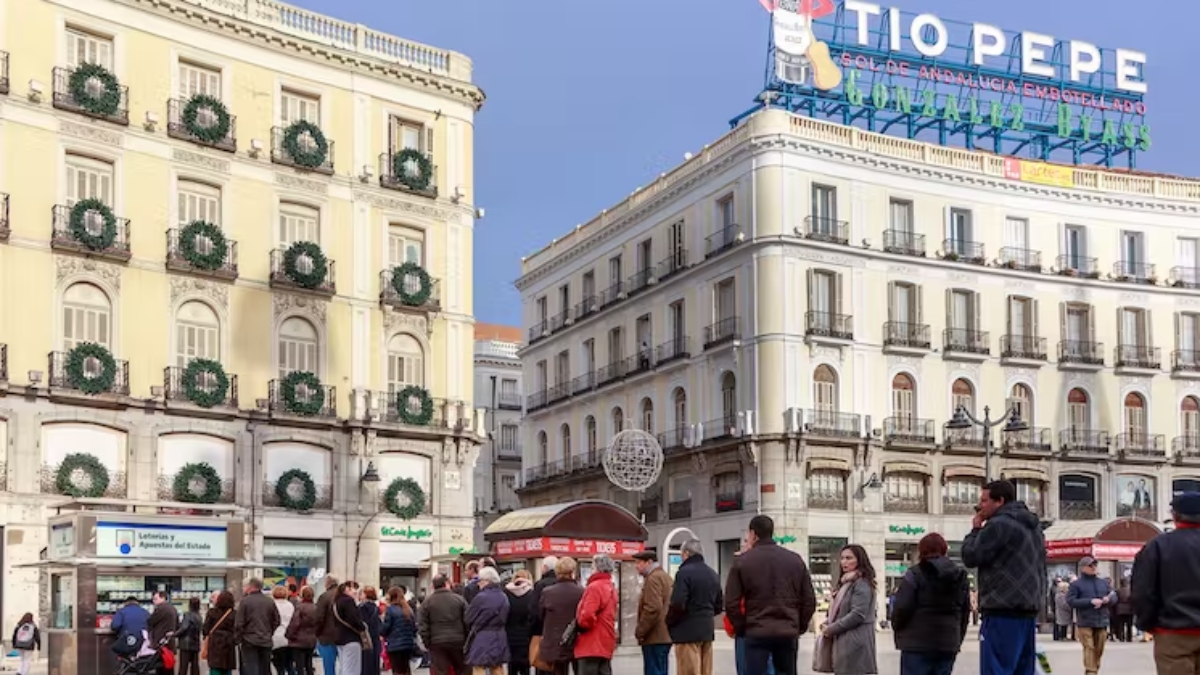 Cola para comprar billetes de lotería de navidad en la Puerta del Sol, Madrid