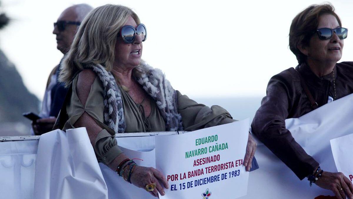 La presidenta de COVITE, Consuelo Ordóñez (i), sostiene una pancarta en contra de la manifestación convocada a favor de los presos de ETA