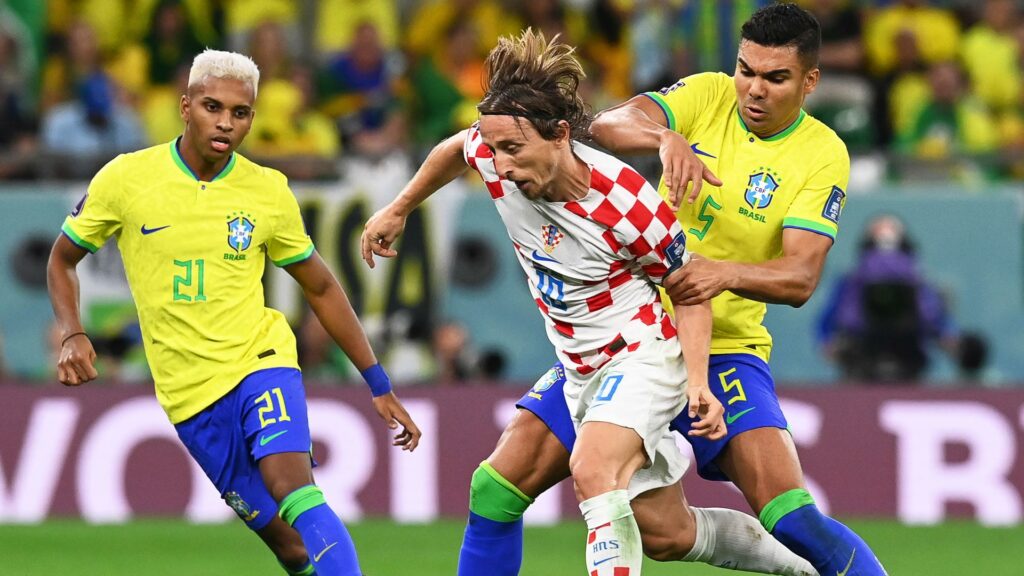 El consuelo de Modric a Rodrygo tras errar su penalti ante Croacia: 