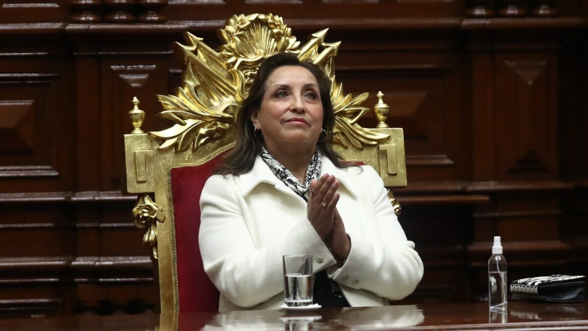 Dina Boluarte empieza a tender su red política en Perú mientras Pedro Castillo pide asilo a México