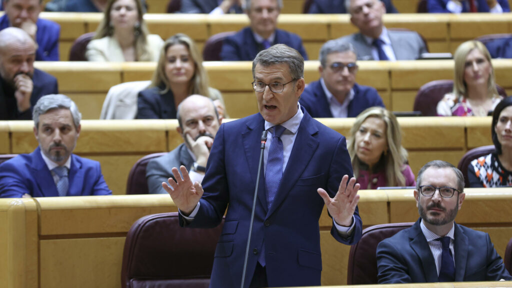 Feijóo golpea a Sánchez con la consulta en Cataluña y el presidente responde con el TC