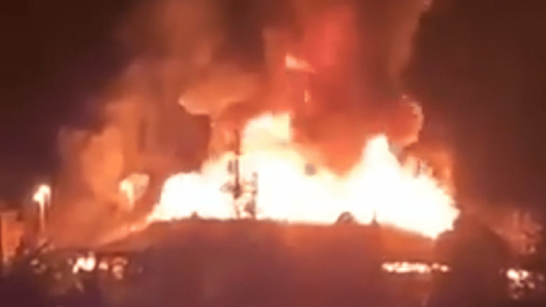 Un incendio arrasa de madrugada el centro comercial Gorraiz, en Navarra