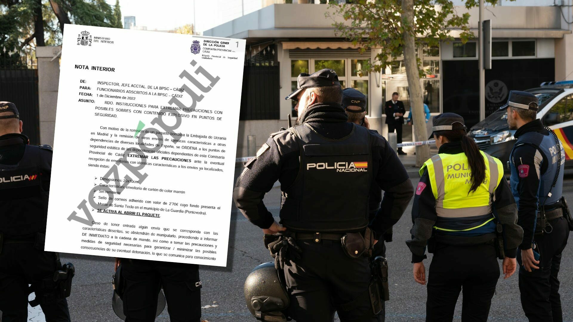 Agentes de la Policía ante la Embajada de Estados Unidos tras la recepción del paquete bomba, en un montaje con las instrucciones de seguridad