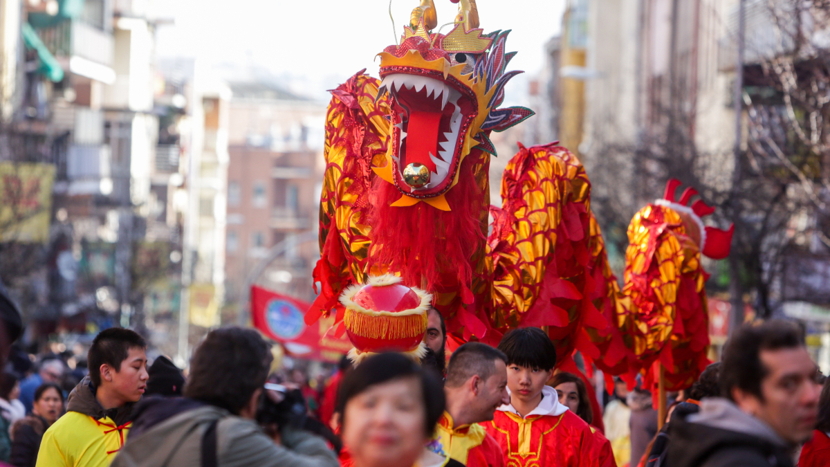 Pasacalles multicultural en el barrio madrileño de Usera con motivo de la celebración del Año Nuevo Chino.