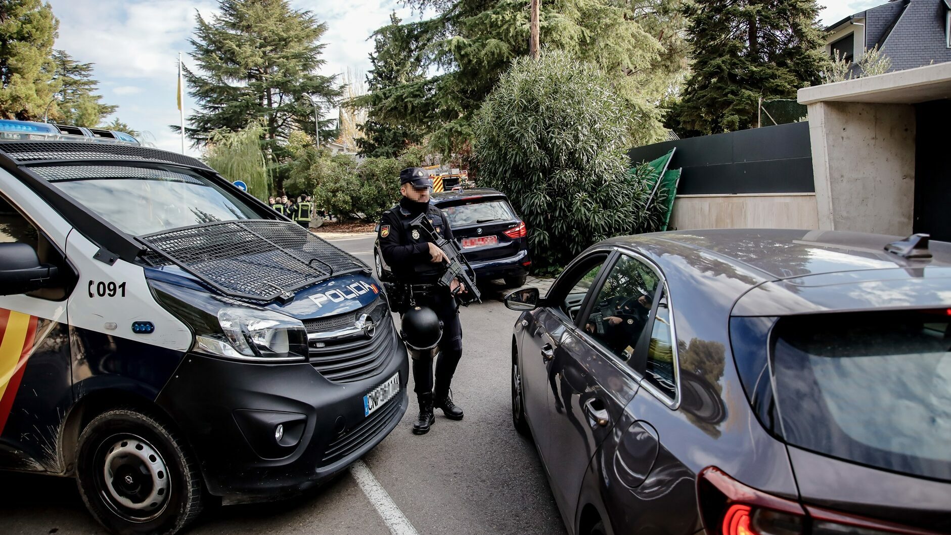 Un Agente de Policía en la embajada de Ucrania, durante el envío de cartas bomba.