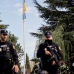 Dos agentes de la Policía Nacional en la Embajada de Ucrania en Madrid, donde estalló la carta bomba.