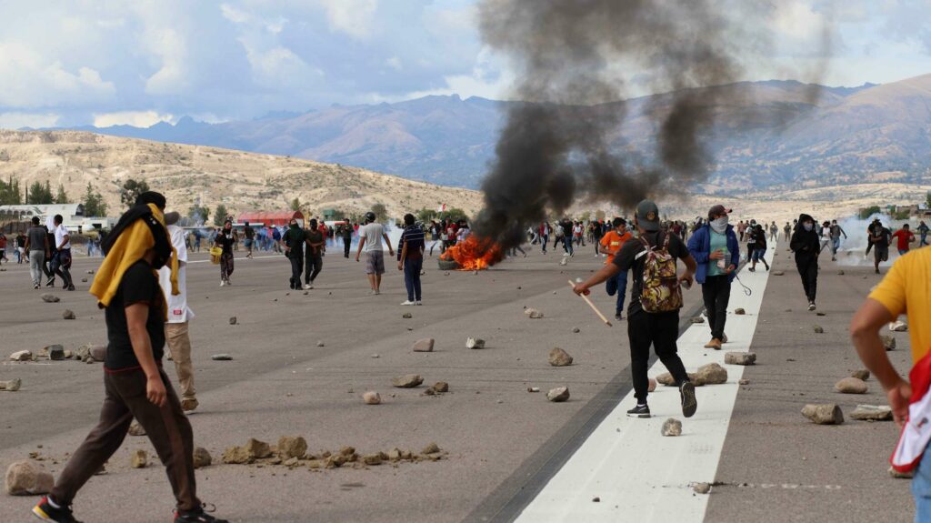 Decenas de personas ingresan al aeropuerto de Ayacucho durante unas protestas en Ayacucho (Perú)