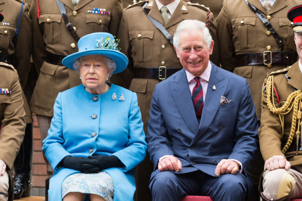 La reina Isabel II y Carlos de Inglaterra