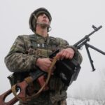 Un soldado ucraniano a las afueras de Kiev