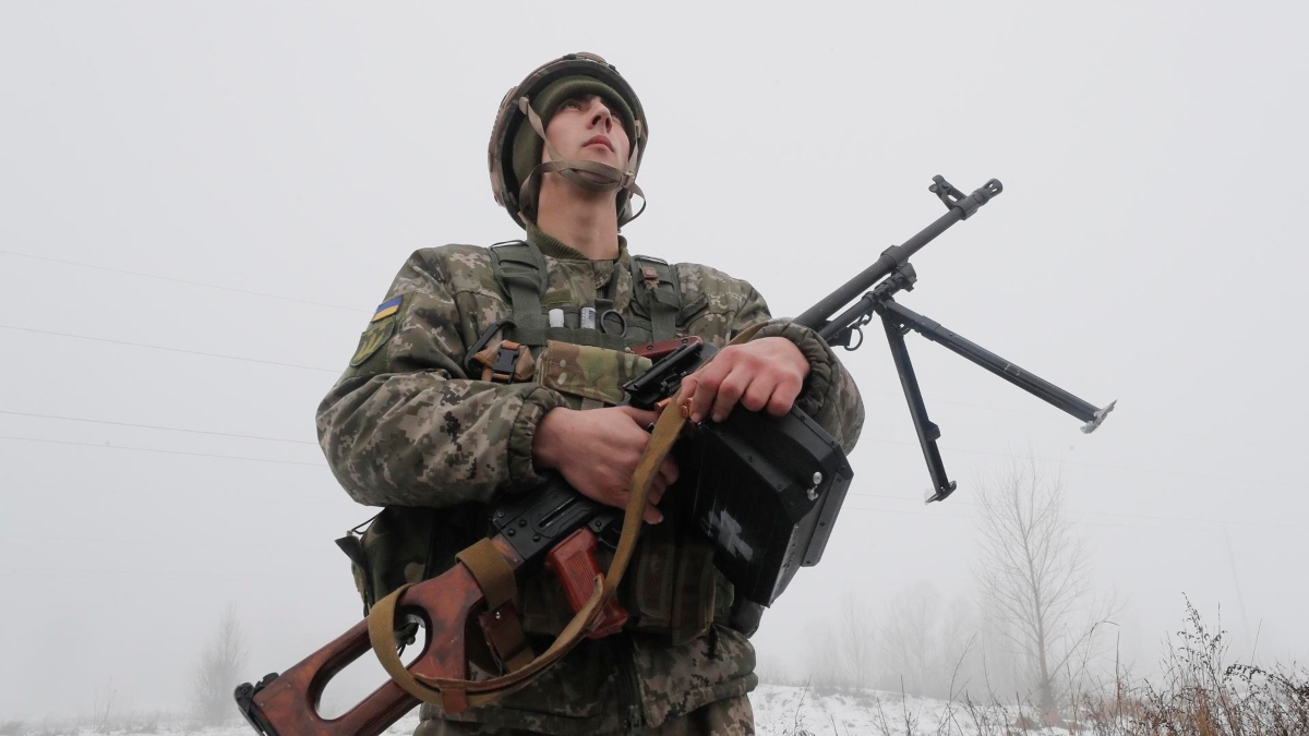Un soldado ucraniano a las afueras de Kiev