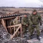 El ministro de Defensa de Rusia, Sergei Shoigu, inspecciona a sus tropas en una localización no desvelada de Ucrania