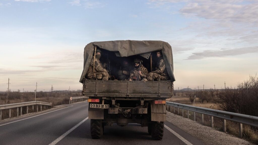 Un camión militar con soldados ucranianos en la región de Dnipropetrovsk