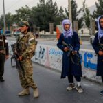 Los talibanes montan guardia frente a la Universidad de Kabul (Afganistán). Los talibanes en el poder han prohibido a las mujeres asistir a la universidad.